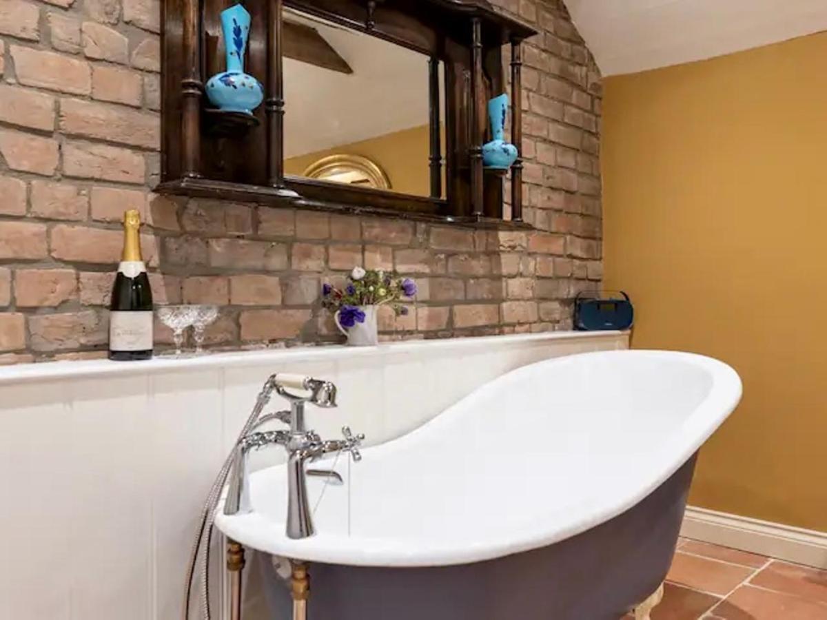 Pass The Keys Goose Feather Barn, Wedmore Luxury Cottage For Two Eksteriør bilde